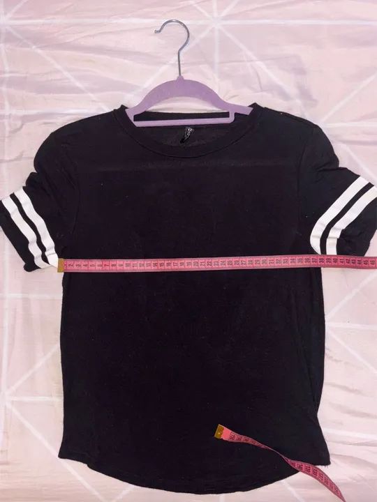 Camiseta preta com listras brancas - H&M - Foto 2