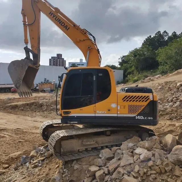 Escavadeira Hyundai 140 LC-9s ano 2015