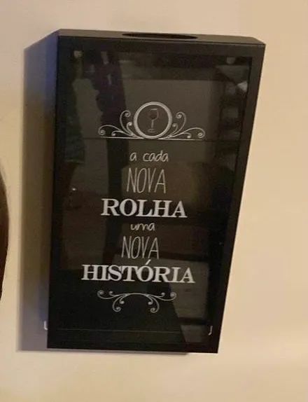 Quadro de rolhas para decoração - ?A cada nova rolha uma nova história? - 40 x 23cm - Foto 2