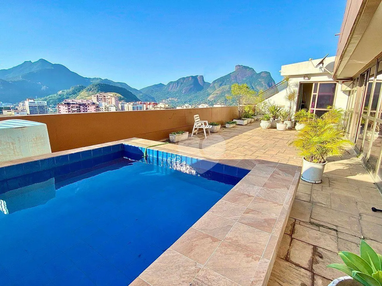 Cobertura com piscina, terraço, 4 quartos, suíte com closet, 2 vagas e infra no condomínio