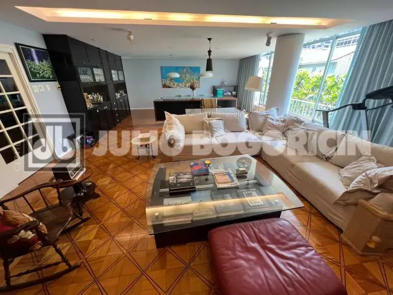 Leblon, localização privilegiada e nobre, Planta diferenciada com 267 m2, reformado, Frent