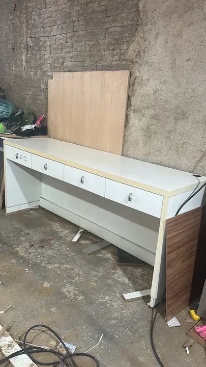 Mesa de madeira com 4 gavetas