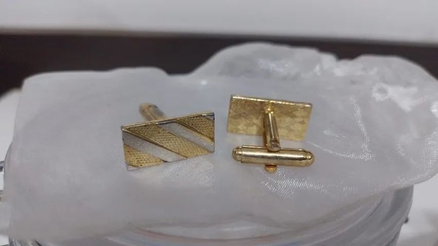 Abotoaduras douradas semi-novas - Foto 3