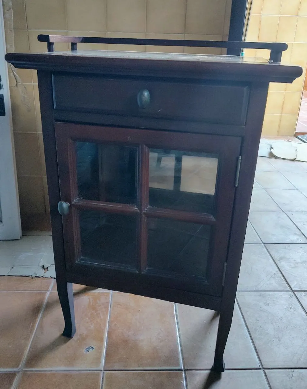 Mesinha de madeira com porta de vidro