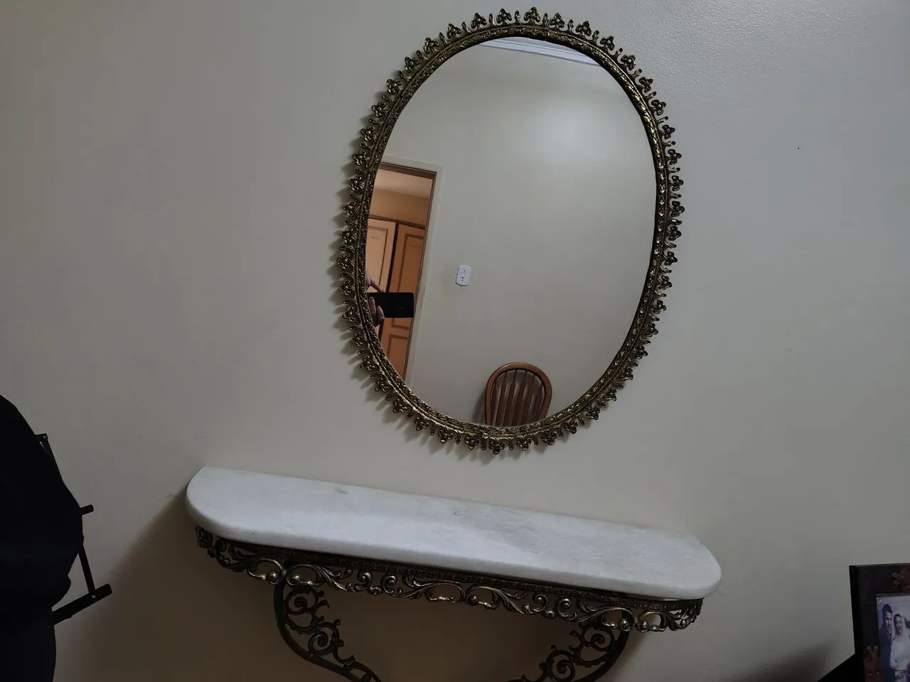 Lindo aparador em bronze com mármore medindo 80 cm, com espelho oval medida 79 cm