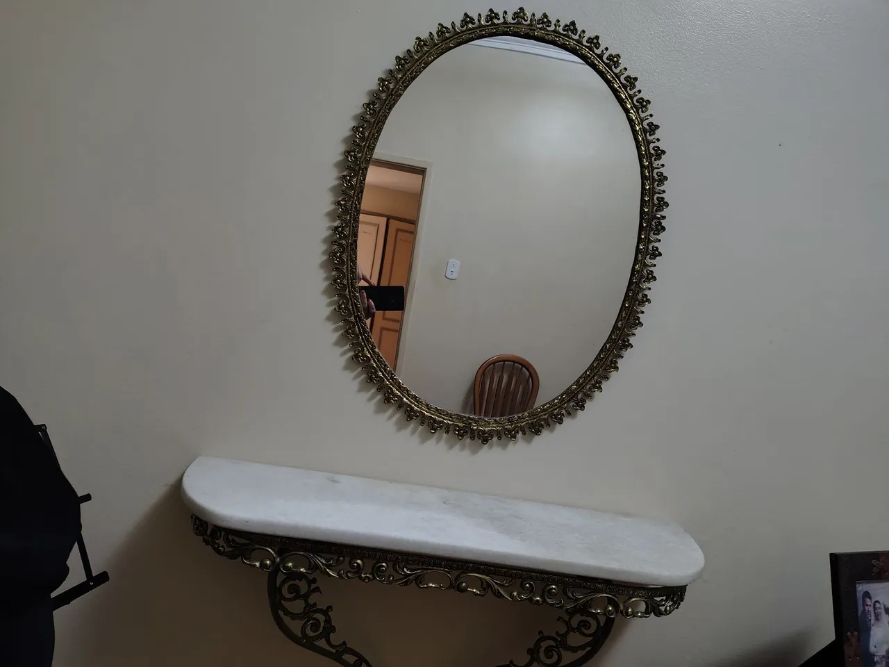 Lindo aparador em bronze com mármore medindo 80 cm, com espelho oval medida 79 cm