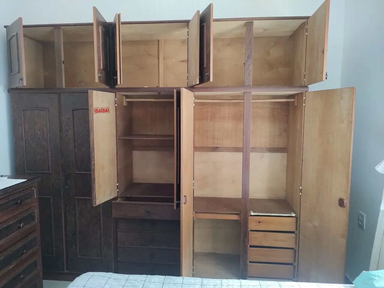Guarda-Roupas de Madeira com 6 Portas ,- sucupira 