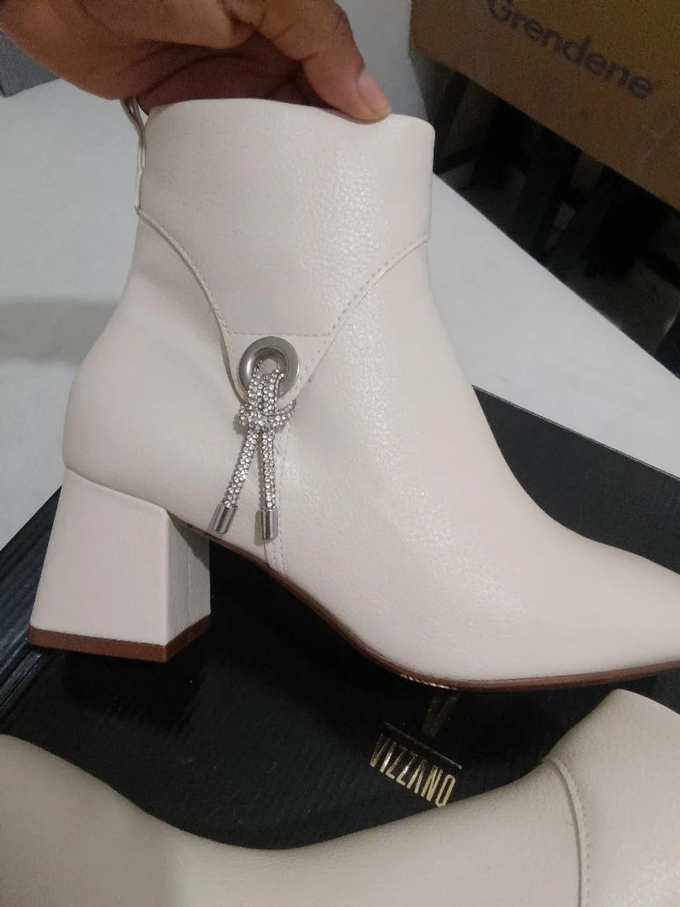Bota Da Vizzano, branca com detalhe em cristal. - Foto 4