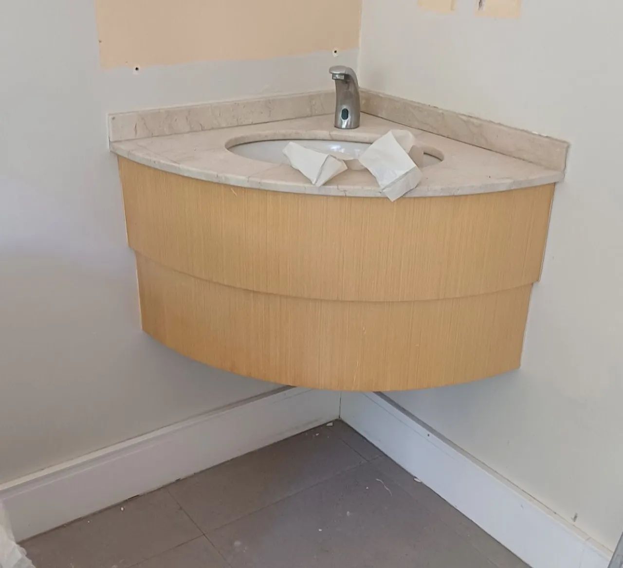 Pia de mármore com Cuba de porcelana e torneira com sensor de água quente 