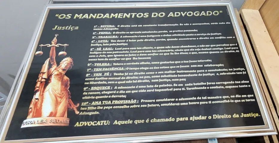 quadro com moldura "os mandamentos do advogado" 