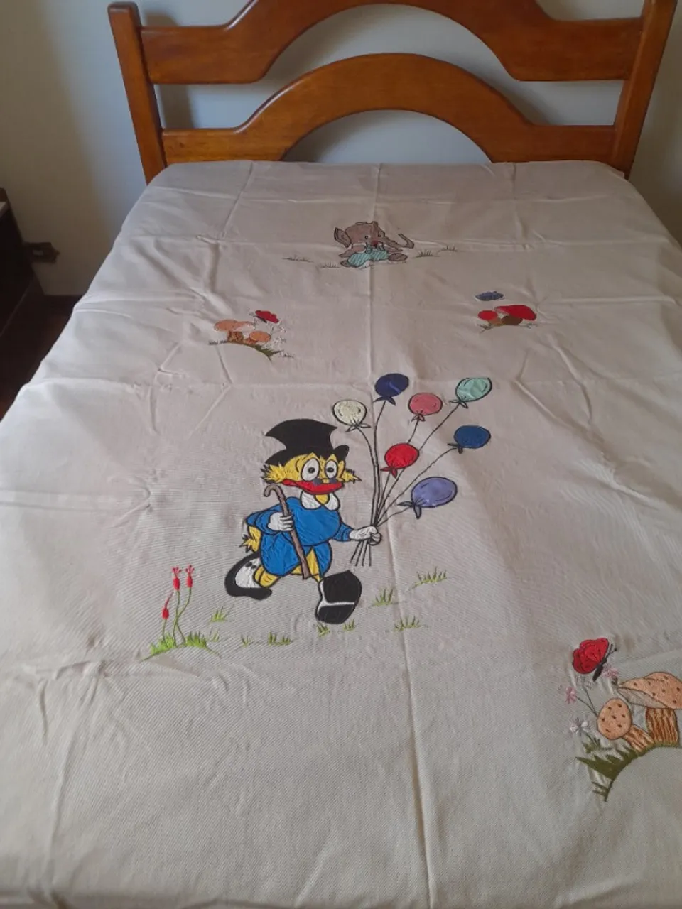 colcha de cama de solteiro bordada a mão antiga.
