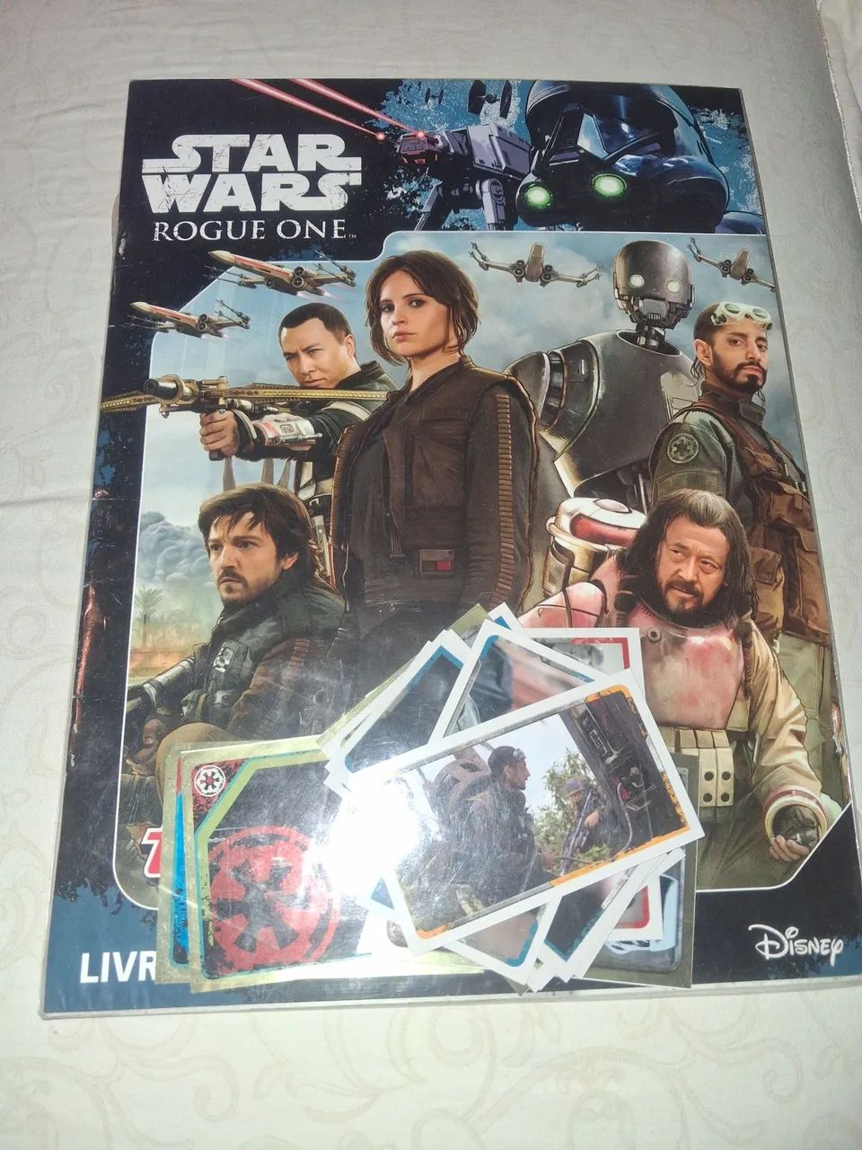 Álbum Star Wars Rogue One + algumas figurinhas  para colar