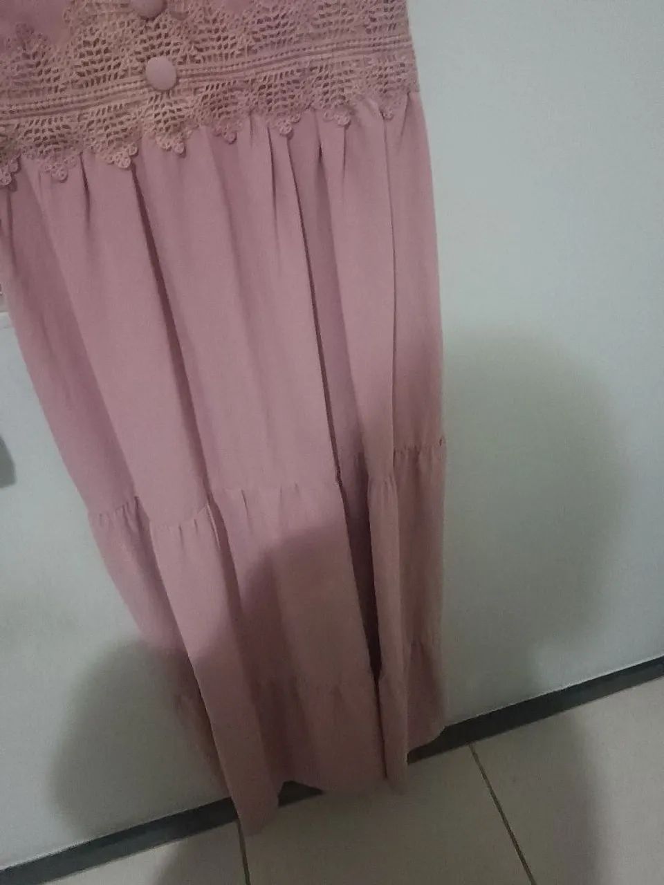 Vestido longo rosa com detalhes em renda - Foto 2