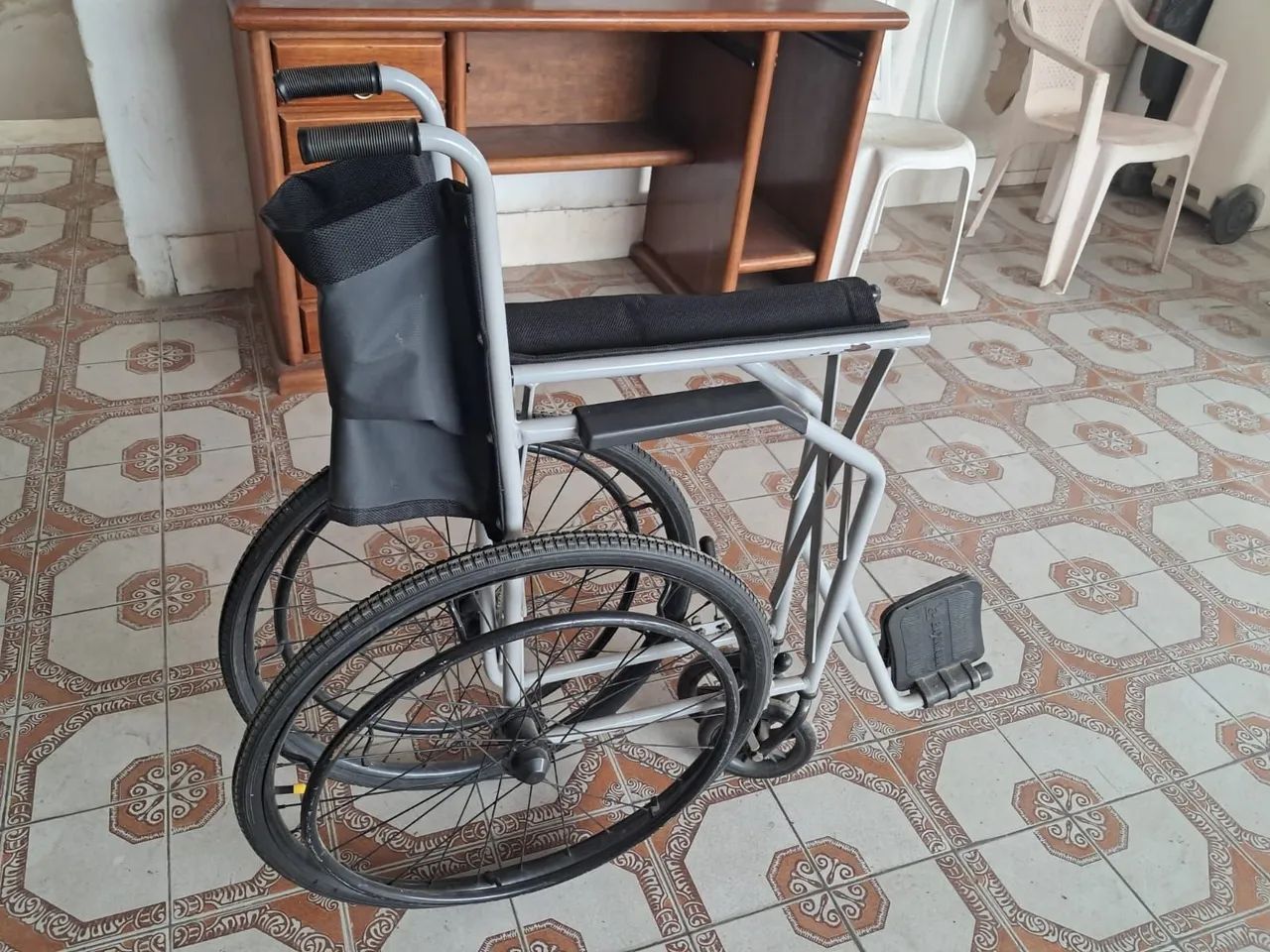 Cadeira de roda em perfeito estado  - Foto 2