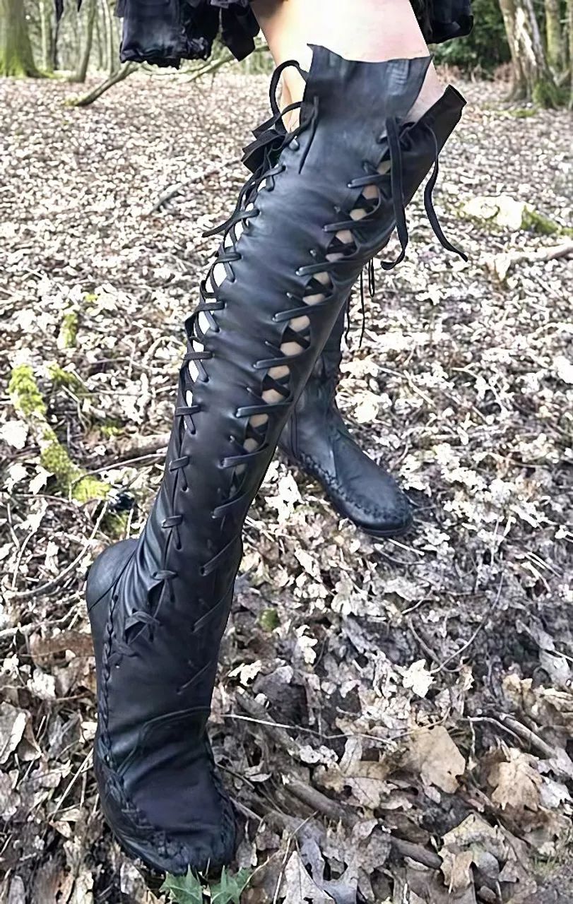Bota estilo medieval de couro sintético  - Foto 2