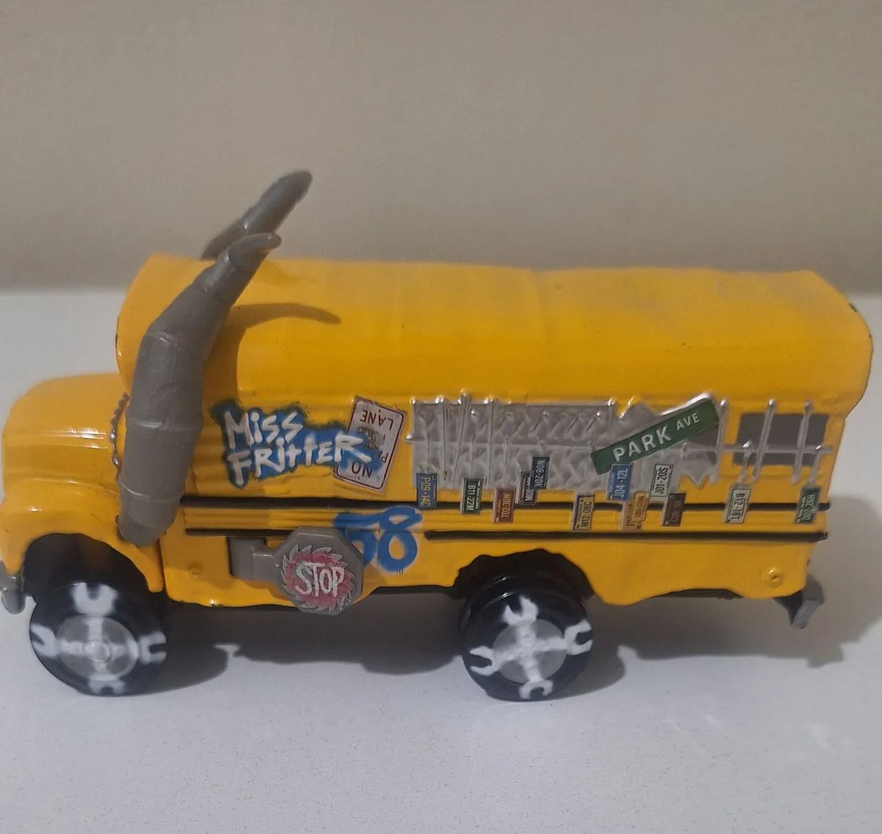 Ônibus escolar do filme Carros - Foto 4