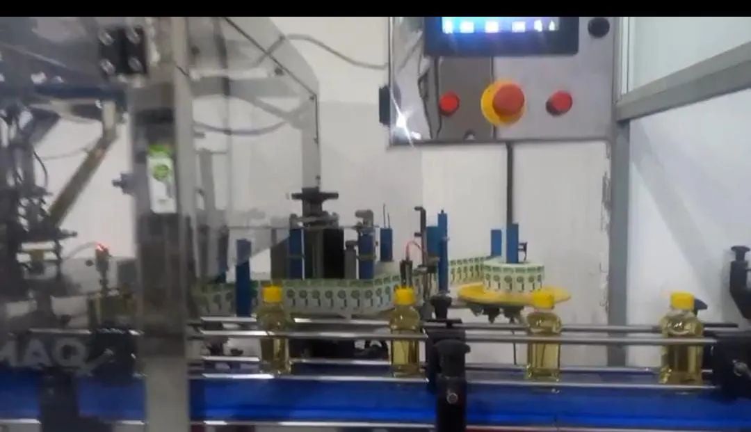 Envasadora completa envasa ,posiciona tampa,rosqueador,rotulagem e acumulador de frascos