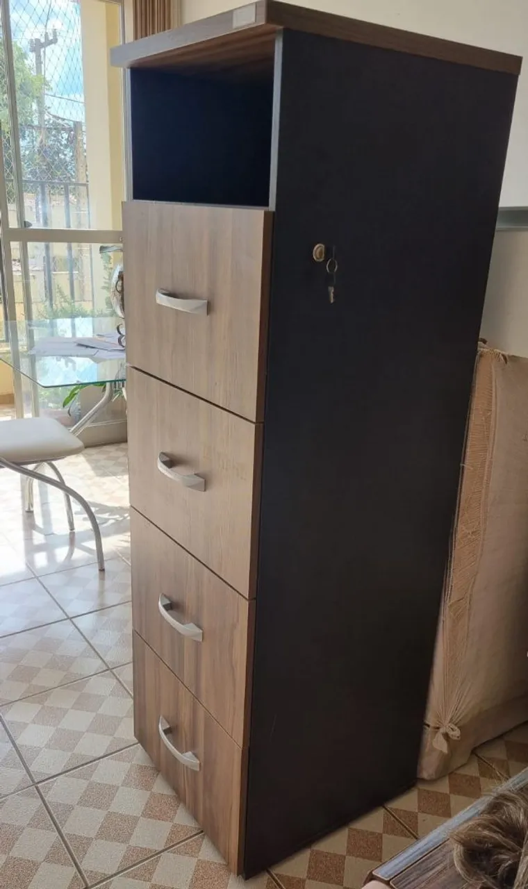 Armário com nicho, 4 gavetas e chave