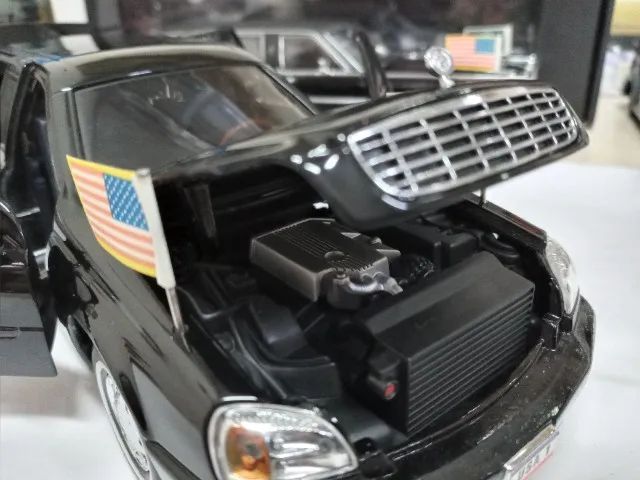Miniatura Cadillac Deville Presidential Limousine 2001 Bush 1/24