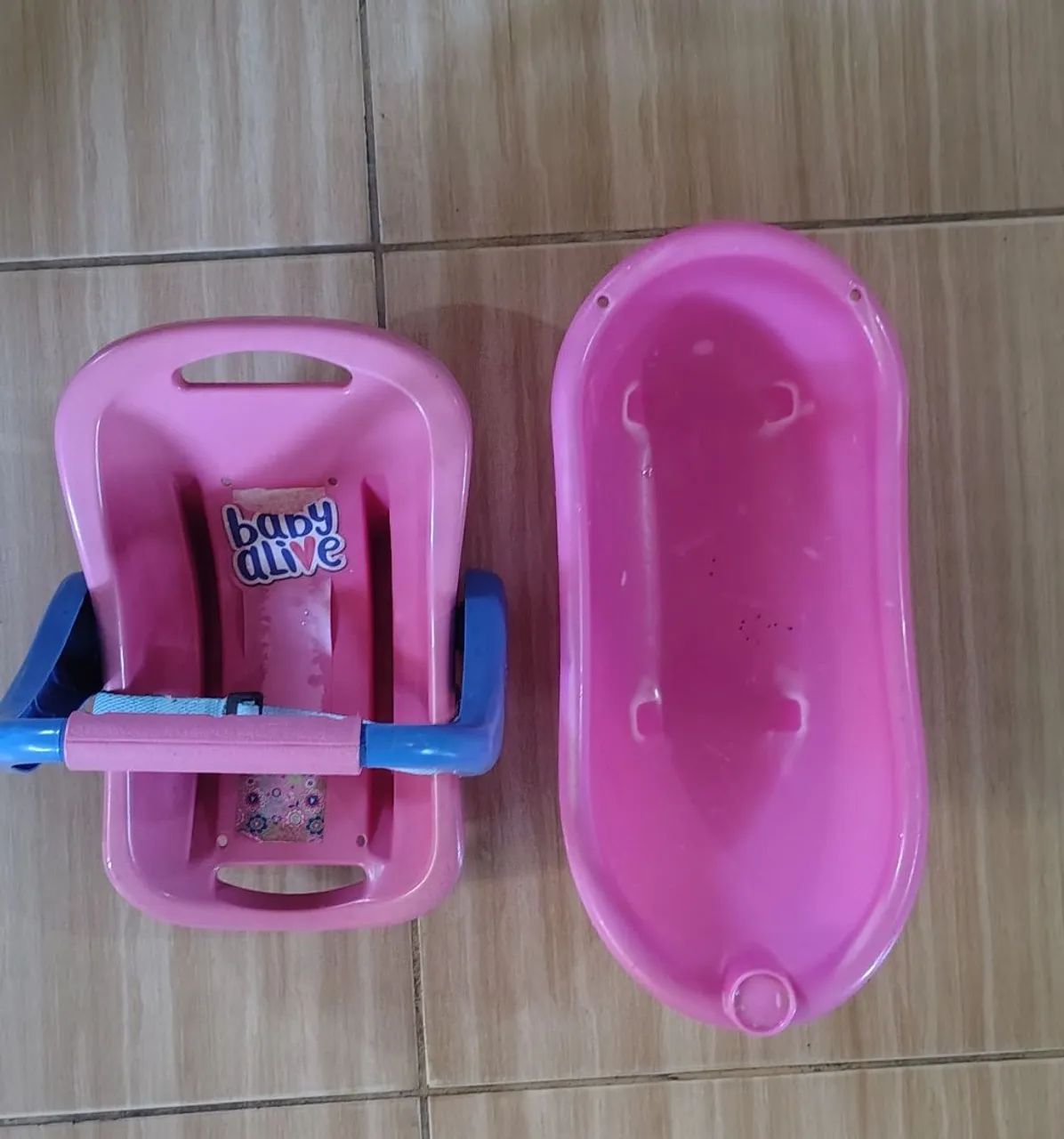 Bebê conforto e banheira 