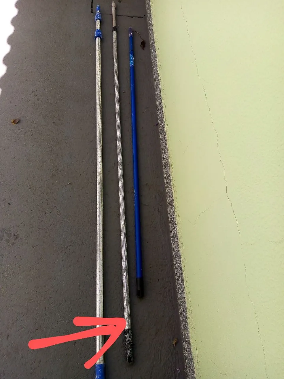Extensor d pintura, 4m, alumínio, só um pouco empenado na extensão mais perfeito pra uso