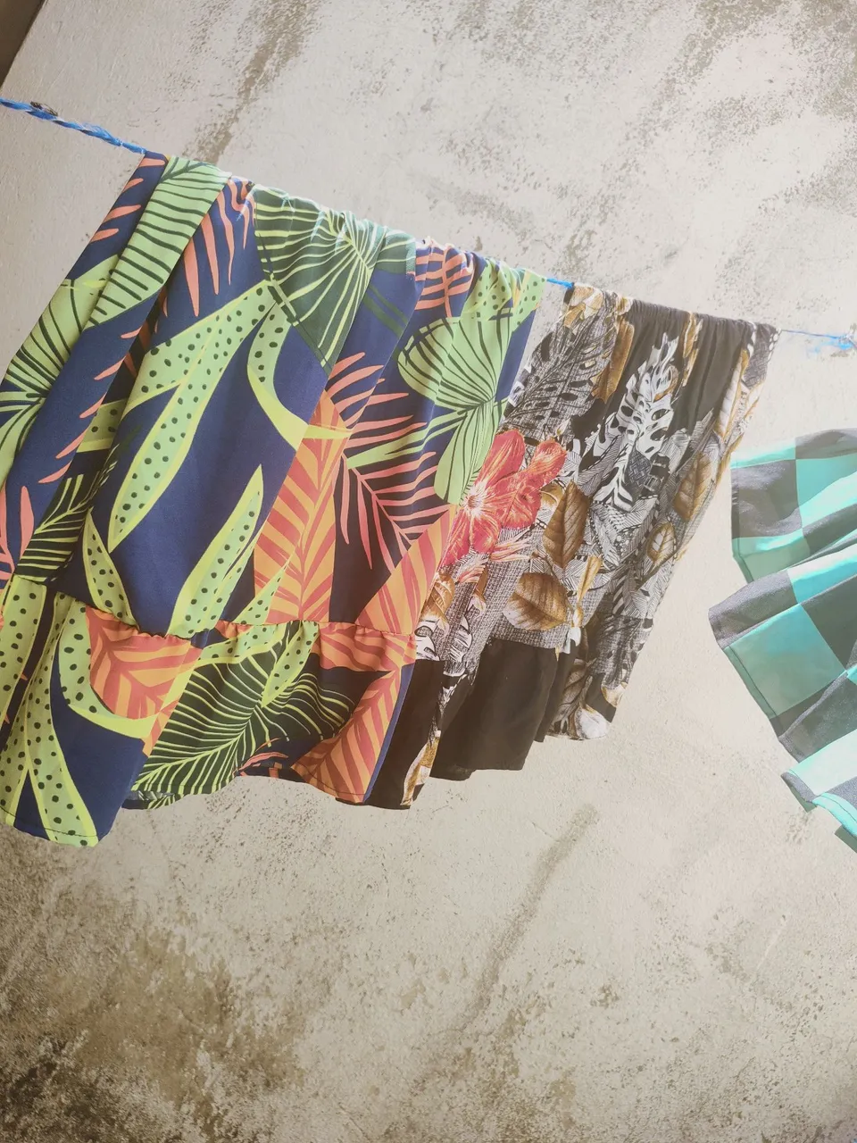 Roupas infantis com estampas tropicais