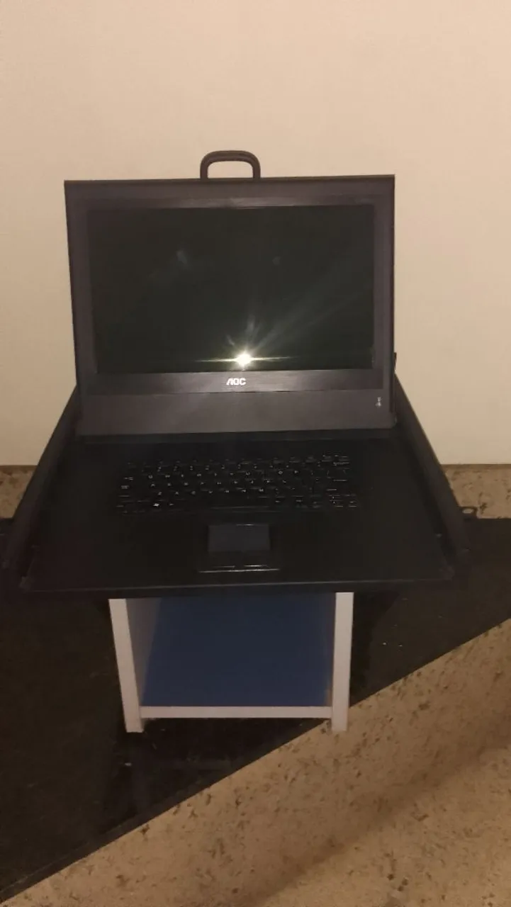 Gaveta com Monitor AOC com teclado integrado
