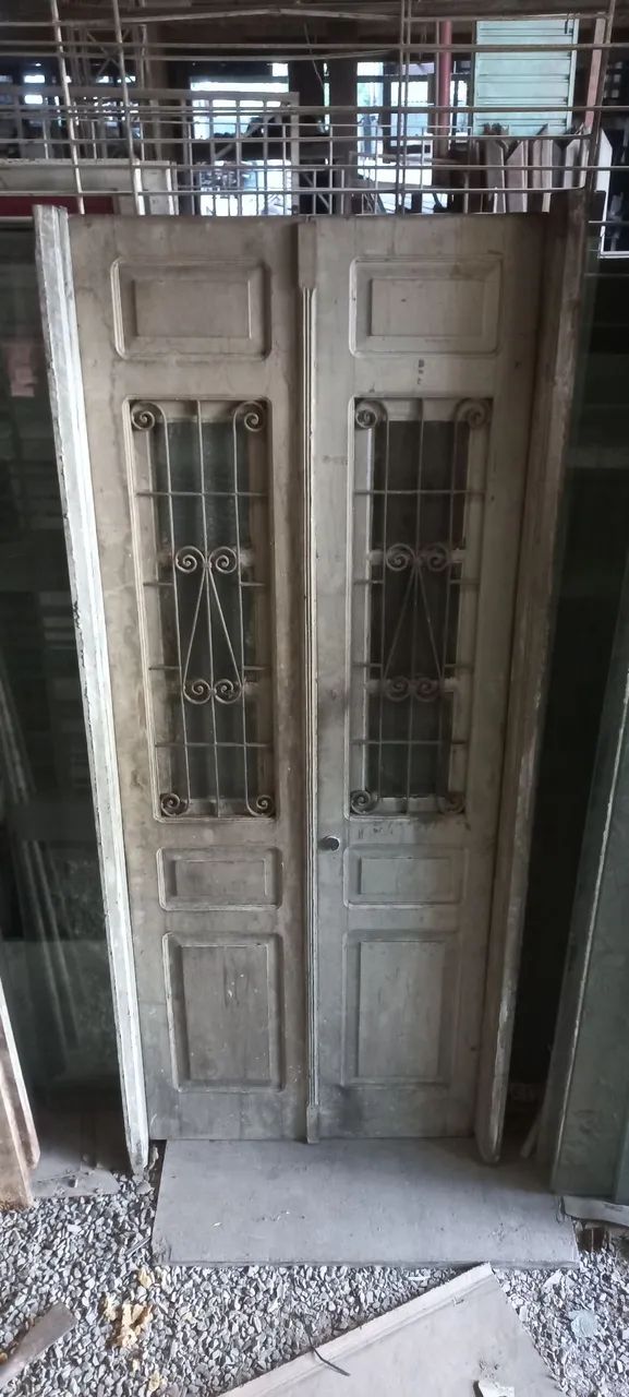Porta de madeira com grade de ferro