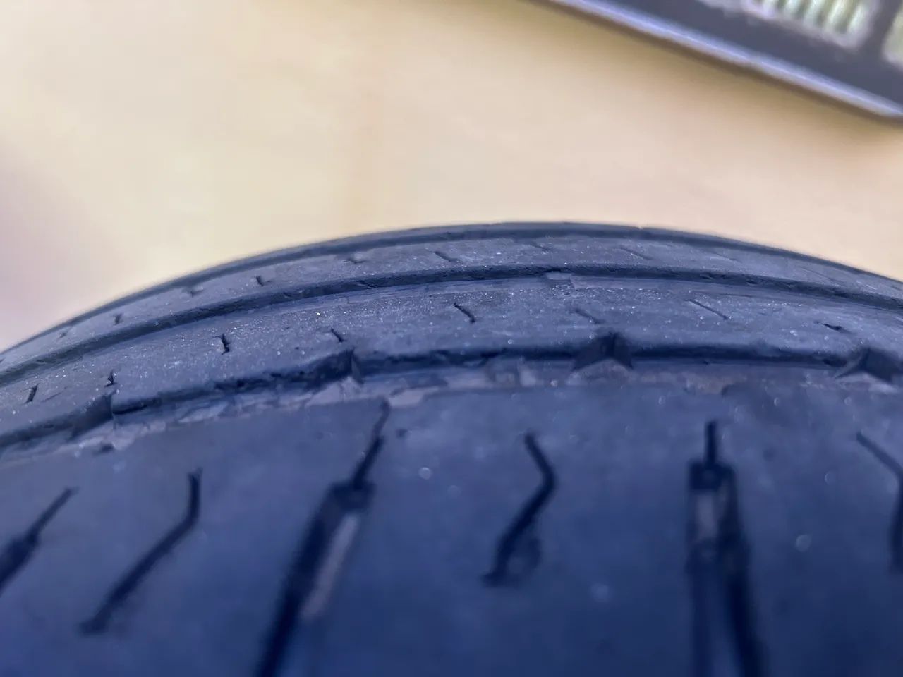 Pneu  205/55 roda 16  cada pneu troco por rádio pioneer bluetooth em bom estado  - Foto 5