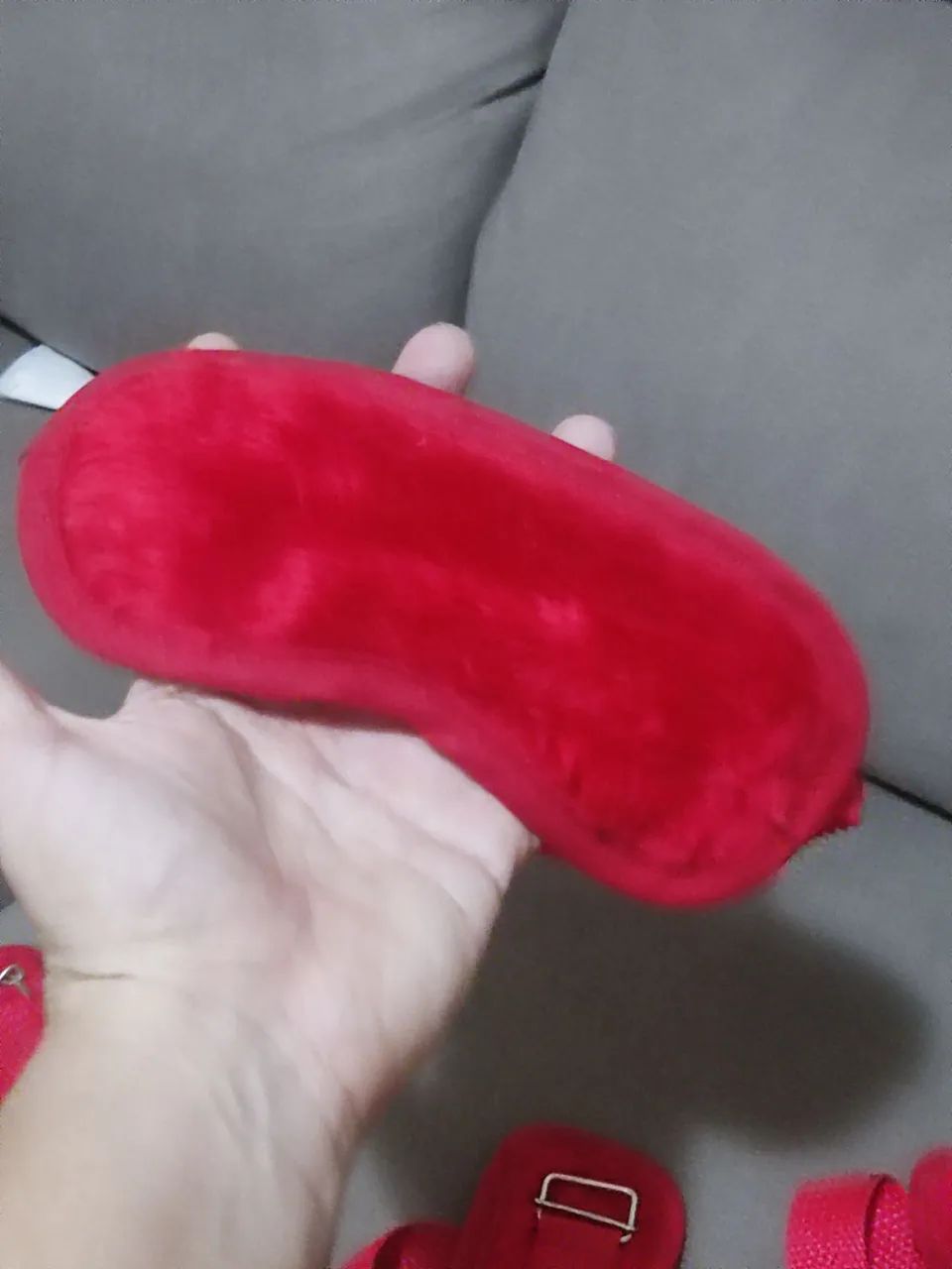 Máscara e algemas vermelha de veludo