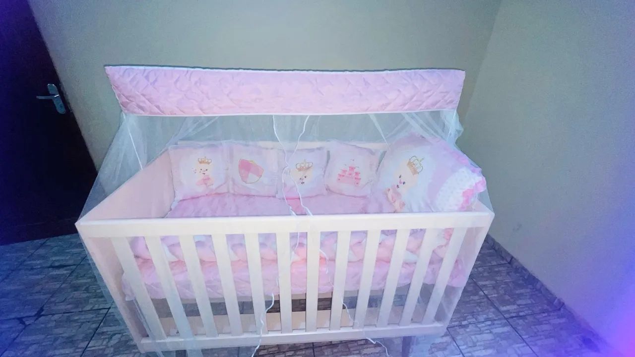 Berço / mini cama rosa COMPLETO NOVO