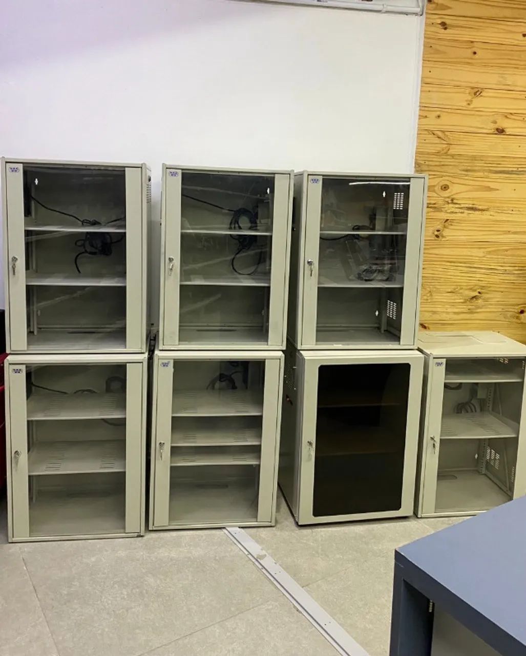 Rack 16U de Parede/Piso com Prateleiras, Cooler, Filtro de Linha e Chave