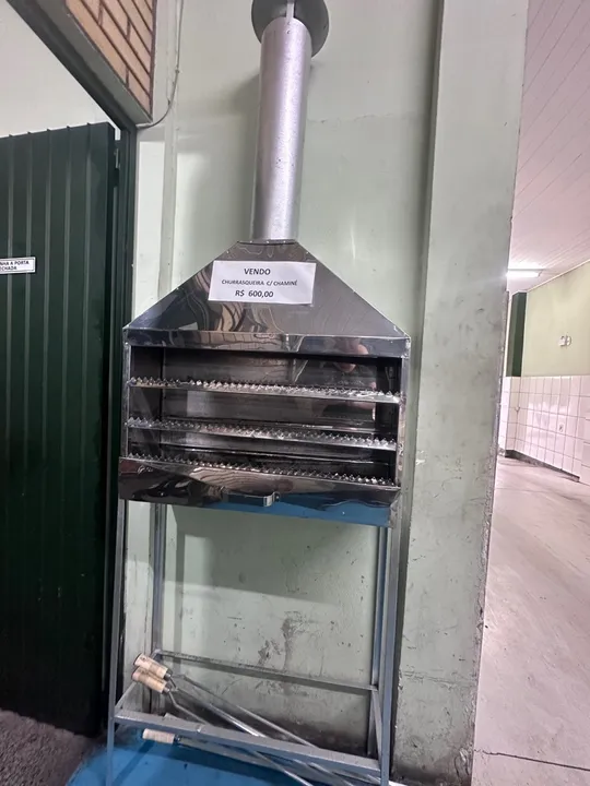 Churrasqueira inox com chamine 0,88x 0,22