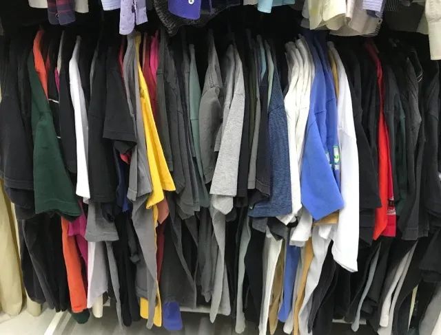 Frete Grátis. Kit com 5 camisetas tamanho M seminovas - Foto 3