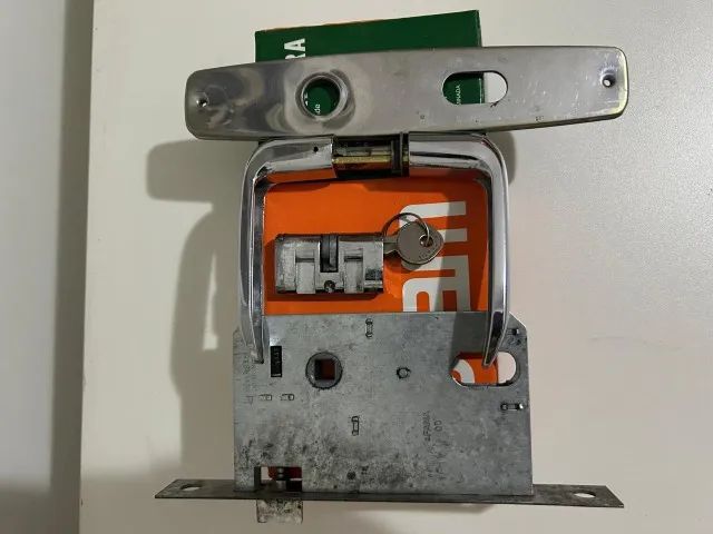 Fechaduras usadas para portas de madeira 
