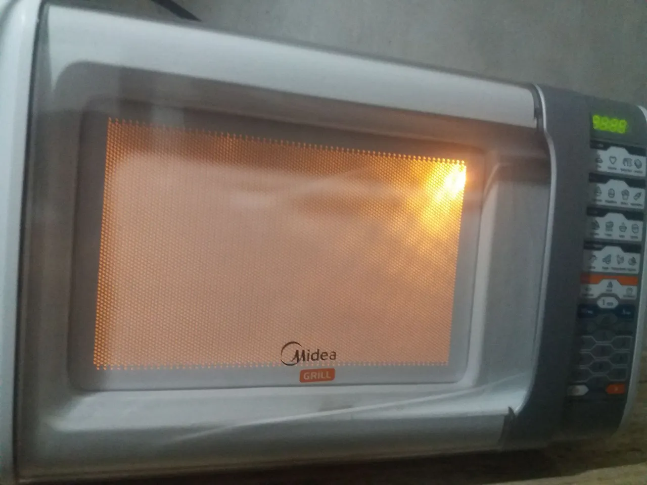 microondas e grill."(top)2 em 1"também doura e assa alimentos.da" Midea"31L.muito novo