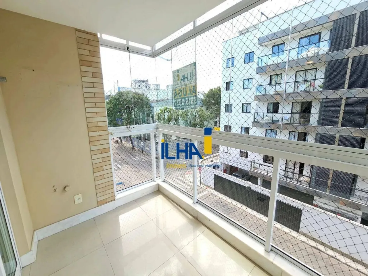 Enorme 2 qtos ste elevador todo com armários frente p rua e sol da manhã