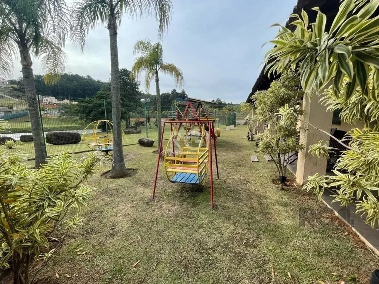 Terreno de 905 m², localizado no prestigioso empreendimento Alphaville, em Porto Alegre. É
