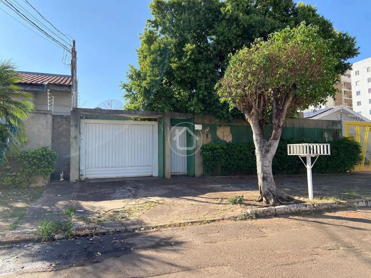 CASA COM 03 QUARTOS E 01 SUITE BAIRRO FLAMBOYANT