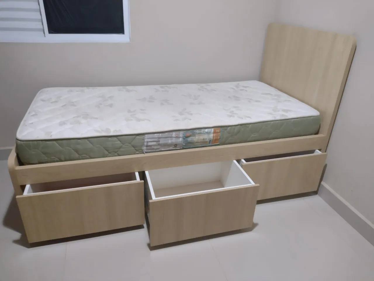 Cama solteiro com gavetas