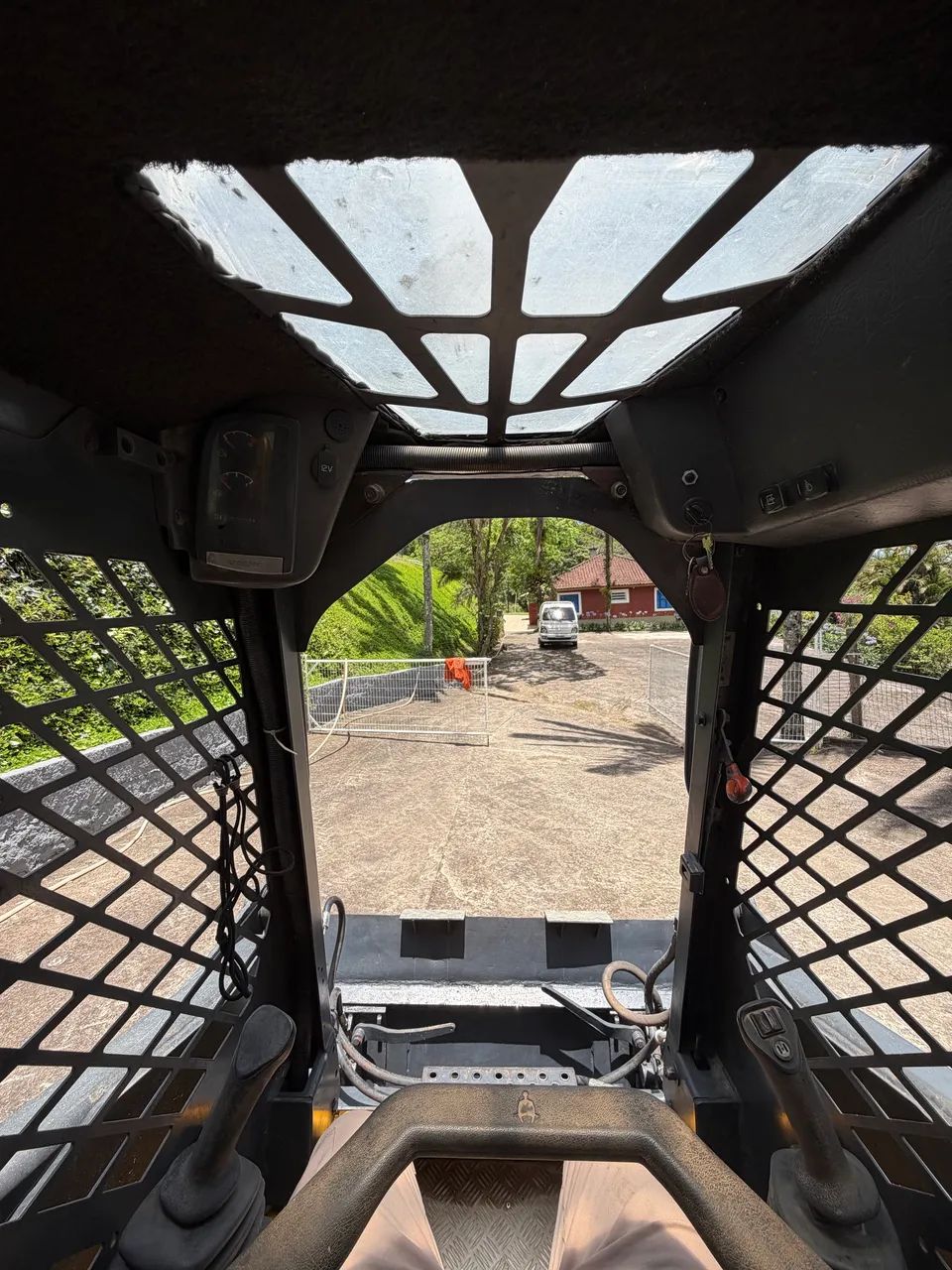 Mini Carregadeira Volvo MC80B Ano 2012 - Foto 7