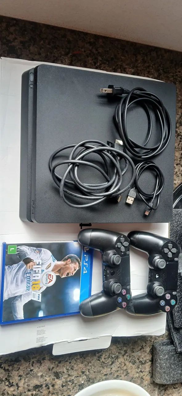 PS4 Slim + 2 Controles + Jogo FIFA 18