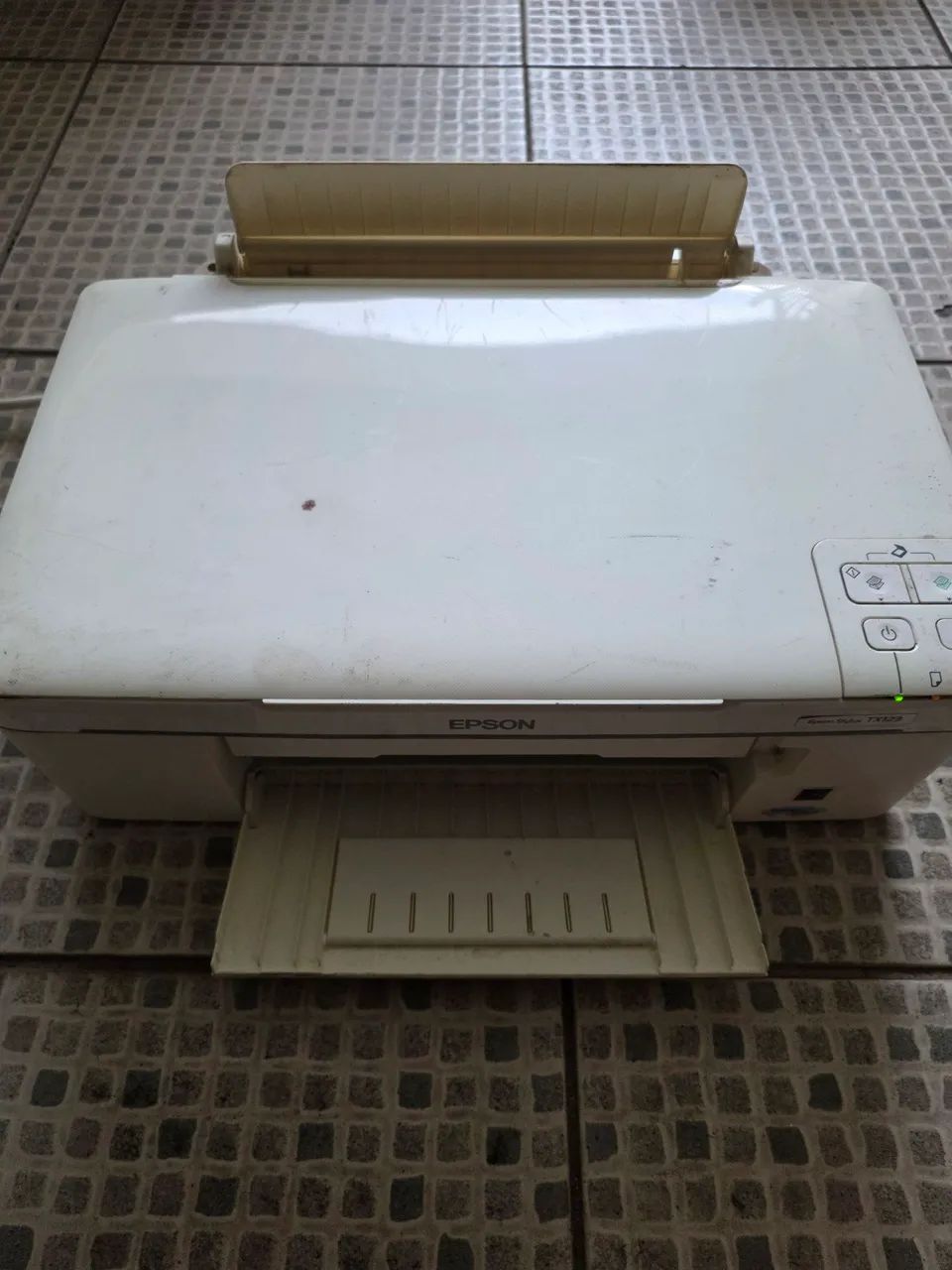 Multifuncional Epson TX123 com cabos ligando sem testes