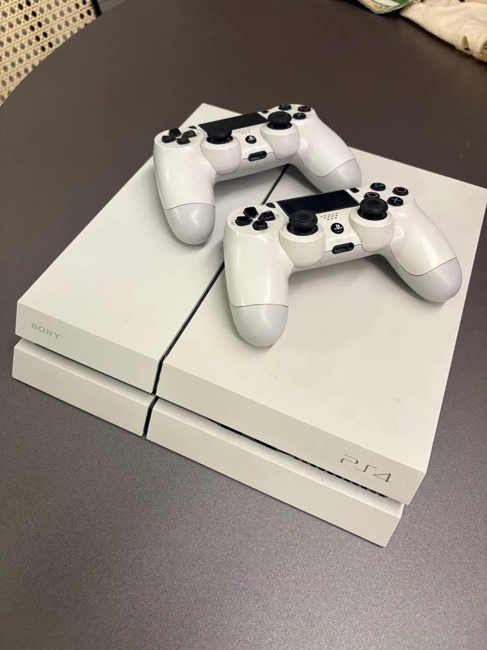 PS4 Branco + 2 Controles 