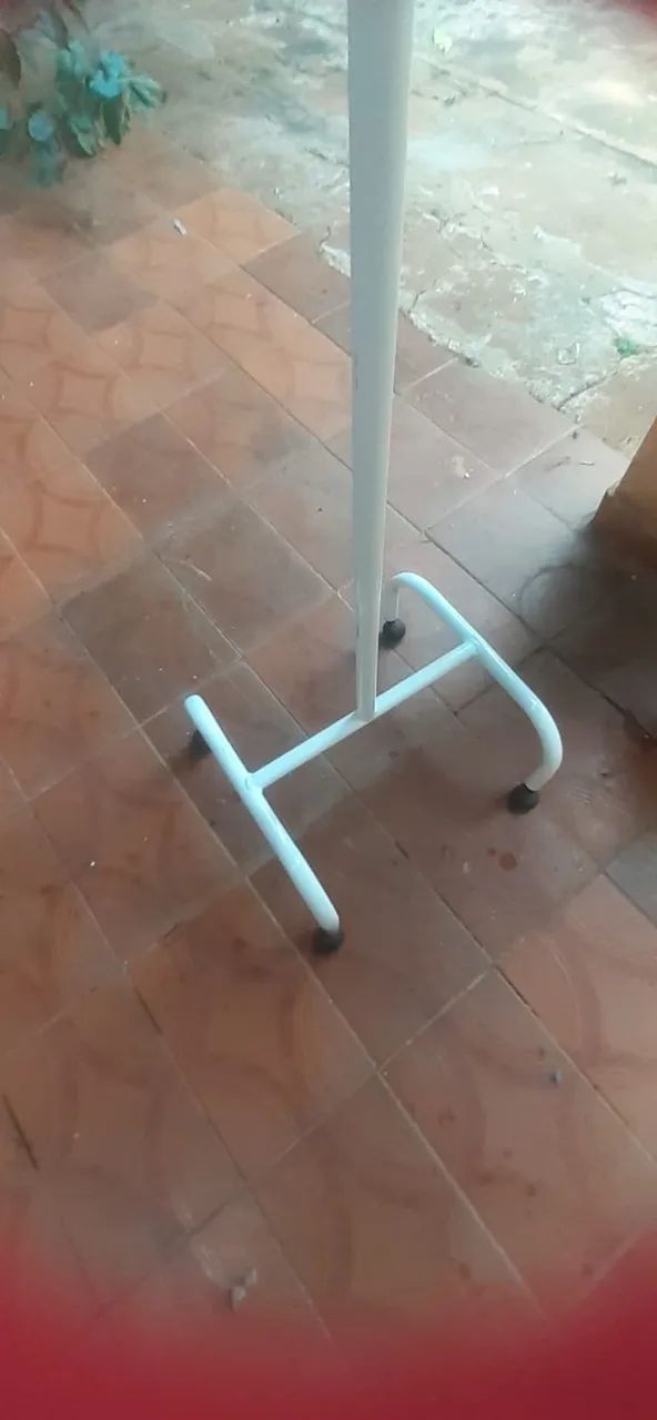 Suporte para soro hospitalar com 4 ganchos