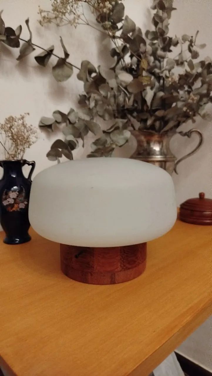 Luminária com base em madeira torneada segmentada, cúpula de opalina fornato disco voador - Foto 2