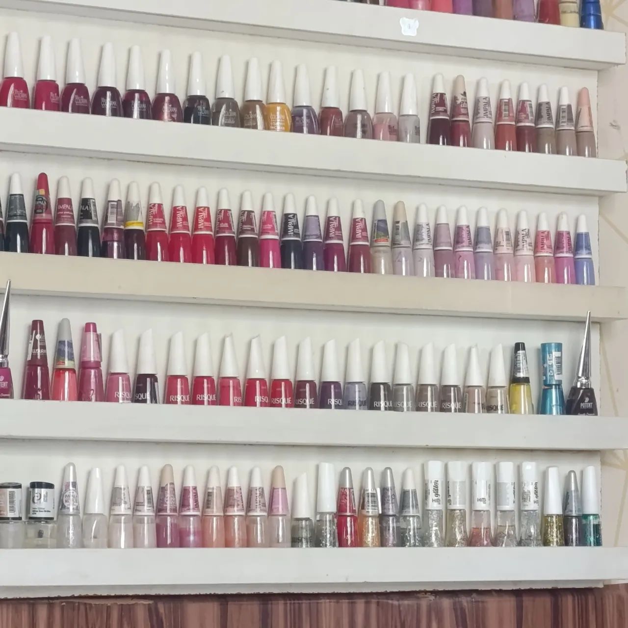 Procurando uma manicure.