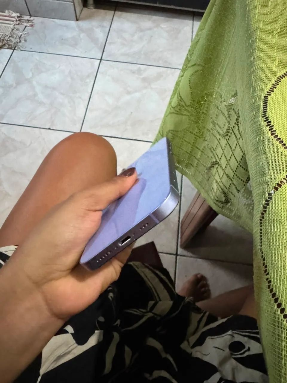 Celular iPhone 12, na cor lilás com 64 gigas de memória e bateria em 75%  - Foto 2