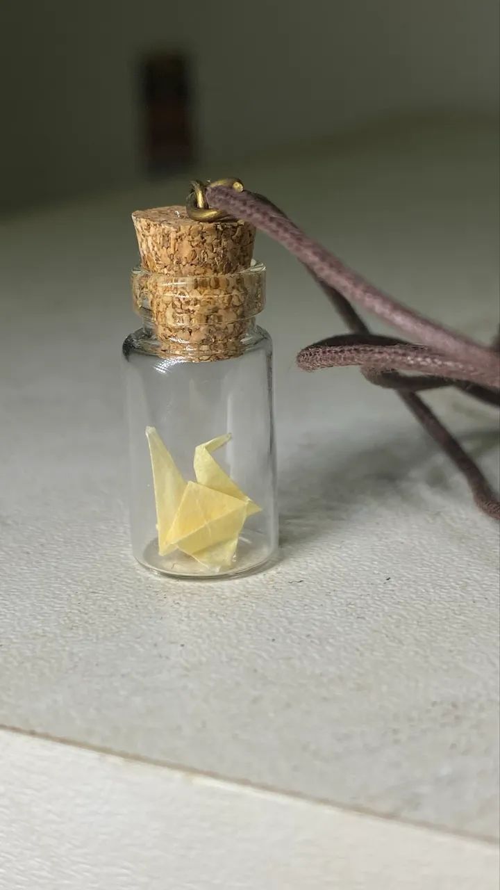 Colar garrafinha cisne amarelo em papel - feito a mão