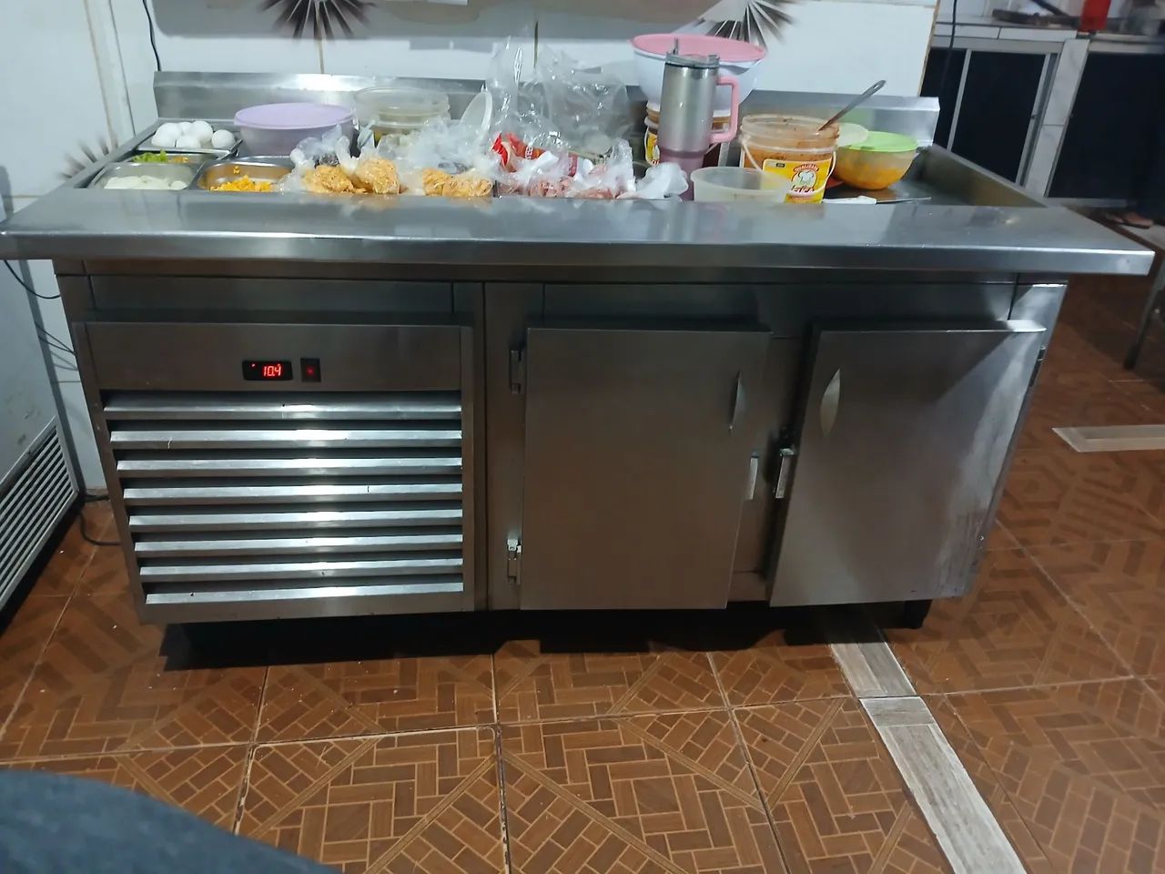 Balcao refrigerado com pista refrigerado.